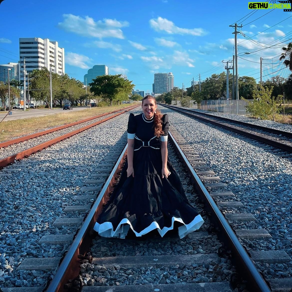Niña Pastori - 15K Likes - Ya va quedando menos para cerrar la #Caminogira2024 , un disco muy especial para mí🥰Quiero celebrarlo con compañeros que admiro y con gente de mi gusto 💜
Os espero para celebrar en:
- Córdoba 06/09
- Sevilla 07/09 SOLD OUT
- Madrid 22/09
- Barcelona 28/09
👗 @ismaeldominguezcostura
Últimas entradas 💜
https://www.ninapastori.es