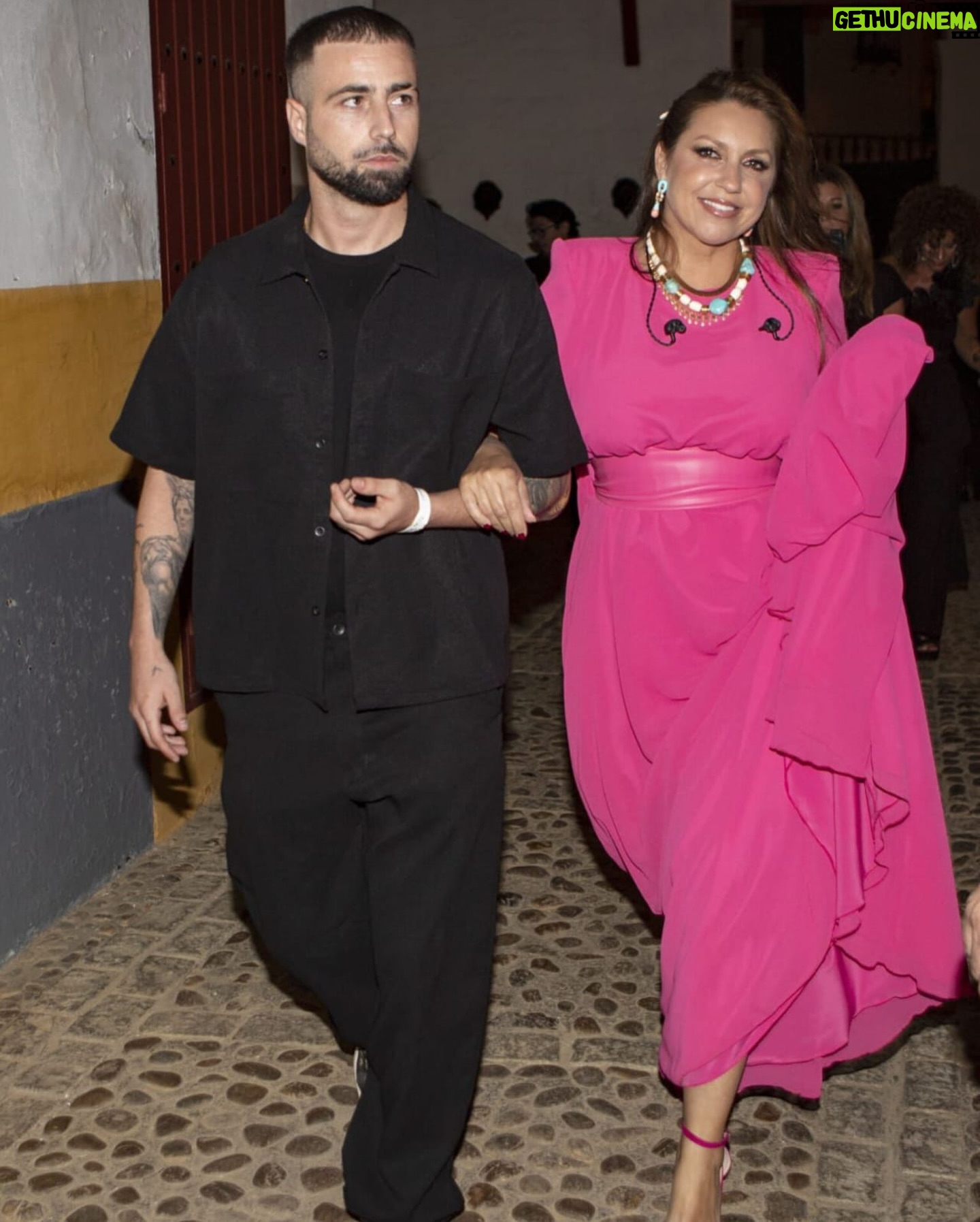 Niña Pastori - 15.3K Likes - En esta vida hay de todo, como es natural, y yo tengo la suerte de vivir una rodeada de gente bonita que quiero, respeto y admiro.
Os quiero a todos los que hacéis posible que yo pueda disfrutar de esto tan bonito. Como decía Manolo Sanlúcar, la música es de las cosas más nobles que tenemos. ✨
Gracias mi @morente.estrella! Tenemos que hacer más cositas juntas.
Mi @antoniomorenopolito, mi @marialadellunaroficial, todos mis músicos, mi @claudiacruzbailaroa y mis dos coristas, @sandrazarzanaoficial y @antonellanogaredo
Os amo 💜
Gracias también a @grupoconcerttour y @nochesdelamaestranza.
👗 @cristinagarcia_moda
🪡 @paco_rus
💄 @mateo.makeup
💍@ignaciodepilarjoyasexclusivas
📸 @pilar.pdz @carmenccc @evapuerto20
#CaminoGira2024 #MisFansLosMejoresDelMundo #Sevilla #SoldOut