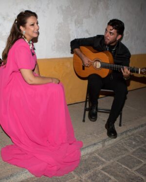 Niña Pastori Instagram - En esta vida hay de todo, como es natural, y yo tengo la suerte de vivir una rodeada de gente bonita que quiero, respeto y admiro.

Os quiero a todos los que hacéis posible que yo pueda disfrutar de esto tan bonito. Como decía Manolo Sanlúcar, la música es de las cosas más nobles que tenemos. ✨
Gracias mi @morente.estrella! Tenemos que hacer más cositas juntas. 

Mi @antoniomorenopolito, mi @marialadellunaroficial, todos mis músicos, mi @claudiacruzbailaroa y mis dos coristas, @sandrazarzanaoficial y @antonellanogaredo 

Os amo 💜

Gracias también a @grupoconcerttour y @nochesdelamaestranza. 
👗 @cristinagarcia_moda 
🪡 @paco_rus 
💄 @mateo.makeup 
💍@ignaciodepilarjoyasexclusivas 
📸 @pilar.pdz @carmenccc @evapuerto20 

#CaminoGira2024 #MisFansLosMejoresDelMundo #Sevilla #SoldOut