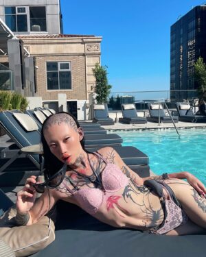 Niohuru X Instagram - Hi duhdi I got the pool all by myself… pull up asap ? 🎀🏳️‍⚧️