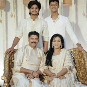 Nitha Promy Instagram - പരസ്പരം സ്നേഹിച്ചും സഹായിച്ചും ജീവിക്കാം, ആഘോഷിക്കാം! നന്മയുടെ ഓണാശംസകൾ....

#onam #family #pic #2024 #celebration #happiness #malayalk #kerala #keralagram #instagram #instagood #instapost