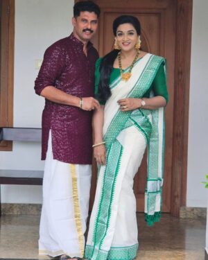 Nitha Promy Instagram - ഉത്രാടത്തിരക്കിൽ കേരളം പൊന്നോണത്തിലേക്ക്…......

Saree @gala_designs_angamaly

#pic  #instagram #onam #uthradam #celebration #happiness #kerala #keralam #instapic #picoftheday #photo #photooftheday #instagood #family #fashion #saree #keralagram #keralagodsowncountry #keralam #2024 #onam2024