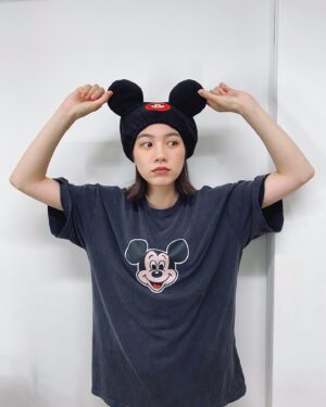 Non Instagram - 今日の私服かわい。WCJのTシャツダメージ絶妙🐭
頭は現場でメイク落とす時に、メイクさんがかぶせてくれるやつです。愉快です。

#ootd
