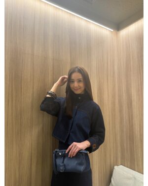 Nozomi Sasaki Instagram - .
デニムコーデ🧵♡

@fendi @mrkimjones
#FendiFW24 #PR #fendi