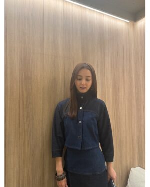 Nozomi Sasaki Instagram - .
デニムコーデ🧵♡

@fendi @mrkimjones
#FendiFW24 #PR #fendi
