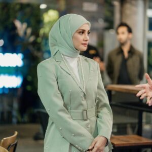 Nur Fazura Instagram - Saksikan karya terbaru Faz.. “Andartu Kosmopolitan” di @viumalaysia bermula hari ini, 13 September 2024. 

Lots of Love 💖✨

@ermafatima 
@fazlinaahmaddaud 
@theaqasha 
@adira.suhaimi 
@malekmccrone

make up : @nuex_rosli 
attire : @zaimizulkafli 
hijab styling : @nurhanahalim 
photos : @hasifikri