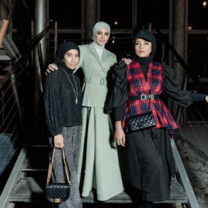 Nur Fazura Instagram - Saksikan karya terbaru Faz.. “Andartu Kosmopolitan” di @viumalaysia bermula hari ini, 13 September 2024. 

Lots of Love 💖✨

@ermafatima 
@fazlinaahmaddaud 
@theaqasha 
@adira.suhaimi 
@malekmccrone

make up : @nuex_rosli 
attire : @zaimizulkafli 
hijab styling : @nurhanahalim 
photos : @hasifikri