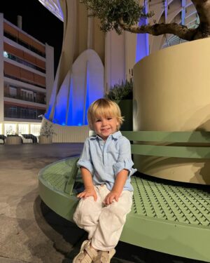 Núria Madruga Instagram - Os seis por Sevilha. 🤍 ( a recordar com saudades as noites quentes das férias 😅, estou quase a ir buscar o pijama polar 😂).