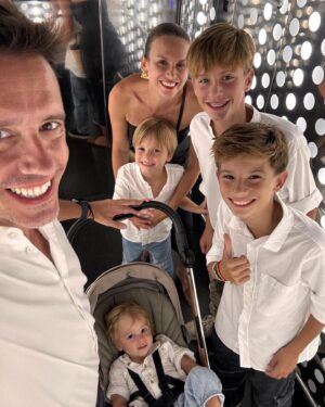 Núria Madruga Instagram - Os seis por Sevilha. 🤍 ( a recordar com saudades as noites quentes das férias 😅, estou quase a ir buscar o pijama polar 😂).