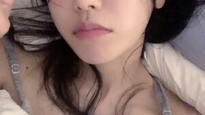 Oh Ji-yeon Instagram - 요즘 .....너무 이상해요 전
혼자 어디살고있는건지 
내 시차는 도대체 어디인걸까요
5시가 다 되어가구 
할일을 더 -할 힘은 없는데 
왜케 말똥말똥 눈 인거죠 🙄 
편안해지고 잠이올꺼같다는 
모든것을 해보는데 오늘책은 
낯선데 뒤가 너무 궁금해요 🫠 
못자는거 그냥 모르는척하려했는데 
일주일도 넘게 날 괴롭힌다 
아닌가 우리 친해진건가 
사진도 찍어두고
여유롭다 여유로워 😵‍💫🤧🤷🏻‍♀️🤦🏻‍♀️
(누가 저 수면센터에 데려가줄사람💫)