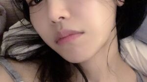 Oh Ji-yeon Instagram - 요즘 .....너무 이상해요 전
혼자 어디살고있는건지 
내 시차는 도대체 어디인걸까요
5시가 다 되어가구 
할일을 더 -할 힘은 없는데 
왜케 말똥말똥 눈 인거죠 🙄 
편안해지고 잠이올꺼같다는 
모든것을 해보는데 오늘책은 
낯선데 뒤가 너무 궁금해요 🫠 
못자는거 그냥 모르는척하려했는데 
일주일도 넘게 날 괴롭힌다 
아닌가 우리 친해진건가 
사진도 찍어두고
여유롭다 여유로워 😵‍💫🤧🤷🏻‍♀️🤦🏻‍♀️
(누가 저 수면센터에 데려가줄사람💫)
