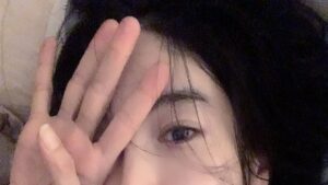 Oh Ji-yeon Instagram - 요즘 .....너무 이상해요 전
혼자 어디살고있는건지 
내 시차는 도대체 어디인걸까요
5시가 다 되어가구 
할일을 더 -할 힘은 없는데 
왜케 말똥말똥 눈 인거죠 🙄 
편안해지고 잠이올꺼같다는 
모든것을 해보는데 오늘책은 
낯선데 뒤가 너무 궁금해요 🫠 
못자는거 그냥 모르는척하려했는데 
일주일도 넘게 날 괴롭힌다 
아닌가 우리 친해진건가 
사진도 찍어두고
여유롭다 여유로워 😵‍💫🤧🤷🏻‍♀️🤦🏻‍♀️
(누가 저 수면센터에 데려가줄사람💫)