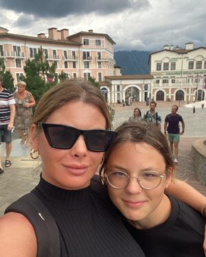 Oksana Adamovich Instagram - Из музыки только ветер и потрескивание дров в печи
#яблокипечем #ресторансочи #ресторанкраснаяполяна #сочи #розахутор #краснаяполяна #сочи #mountains #aesthetic #mountainaesthetic #sochi #travel #travelaesthetic #sportoutfit #sportfashion #landscape