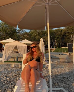 Oksana Adamovich Instagram - Ванильная фрустрация, лето я не скучаю 

#beachaesthetic #sochi #sochibeach #beachgirl #fitnessmodel #fitnessbody #сочи