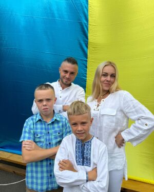 Olena Oleksandrivna Kucher-Topolya Instagram - Пролунав галасливий дзвіночок, сонечко світило ніжно, посмішки, вірші і танці…
Ніщо не в силах зламати дух, наснагу і розвиток!
Усіх з початком нового навчального року і успіхів у ньому!