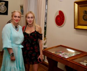 Olena Oleksandrivna Kucher-Topolya Instagram - З Ольгою Шинкаренко я знайома вже близько 10 років. За цей час вона створила для мене не тільки чарівні прикраси, які я постійно одягаю на концерти, але й неповторний одяг. Проте її справжньою пристрастю завжди залишалися амоніти. Те, що Ольга створює з цими древніми каменями, просто неймовірно. Вона унікальна, повністю віддана своїй любові до амонітів, і її роботи дійсно вражають.

Я дуже щаслива, що попри всі життєві виклики, Ольга продовжує творити. Виставка «Магія амонітів» — це справжній прояв її майстерності, де кожна картина є не лише твором мистецтва, але й оберегом, який несе в собі силу та енергію.

Я щиро заохочую всіх, хто цінує унікальні прикраси та мистецтво, відвідати цю виставку. Картини Ольги — це історичні амулети, які несуть у собі цілі епохи життя нашої планети. Не пропустіть можливість доторкнутися до цієї чарівної сили природи!