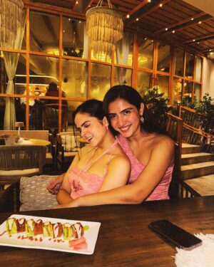 Palak Sindhwani Instagram - Tonight’s menu: Friendship, fun, and a side of fabulous food! ✨💞 

Wearing - @savana