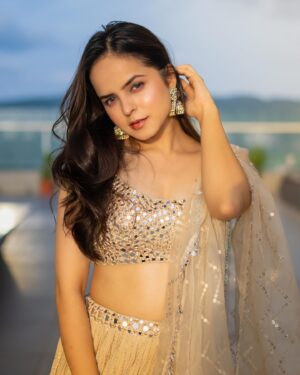Palak Sindhwani Instagram - Ok but Desi Attire >> 😍💞☺️

Wearing - @shivaliahmedabad 
HMU - @ayeshamakeovers_ 
Captured by - @vikasgorule