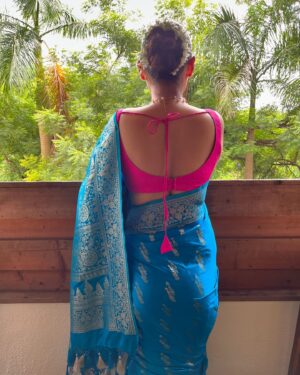 Pallavi Patil Instagram - गणपती बाप्पा मोरया !!!
.
.
Styled by @bavanni_by_poojak 
Makeup & Hair by @piyapatil_makeupartist 
@rent_and_celebrate 
@gautam.patil03 
@dkarandikar 
.
.
#latepost #ganpatibappamorya #family #sisters #niece 
 #faviortedaysofyear #pallavipatil