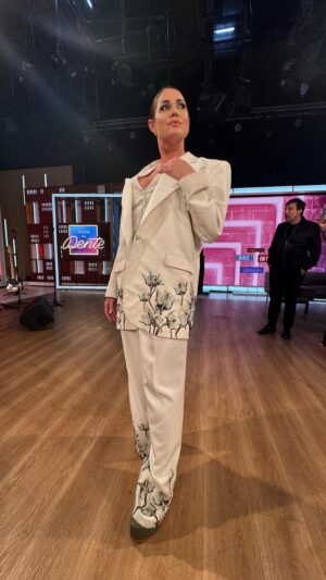 Pamela David Instagram - Este look sí que es AL DENTE! 🔥 

@atelierpuchetapaz y este conjunto súper overside elegante para la noche de anoche! 🤍🫶🏻💋

@nochealdente gracias @ferdente x la invitación!