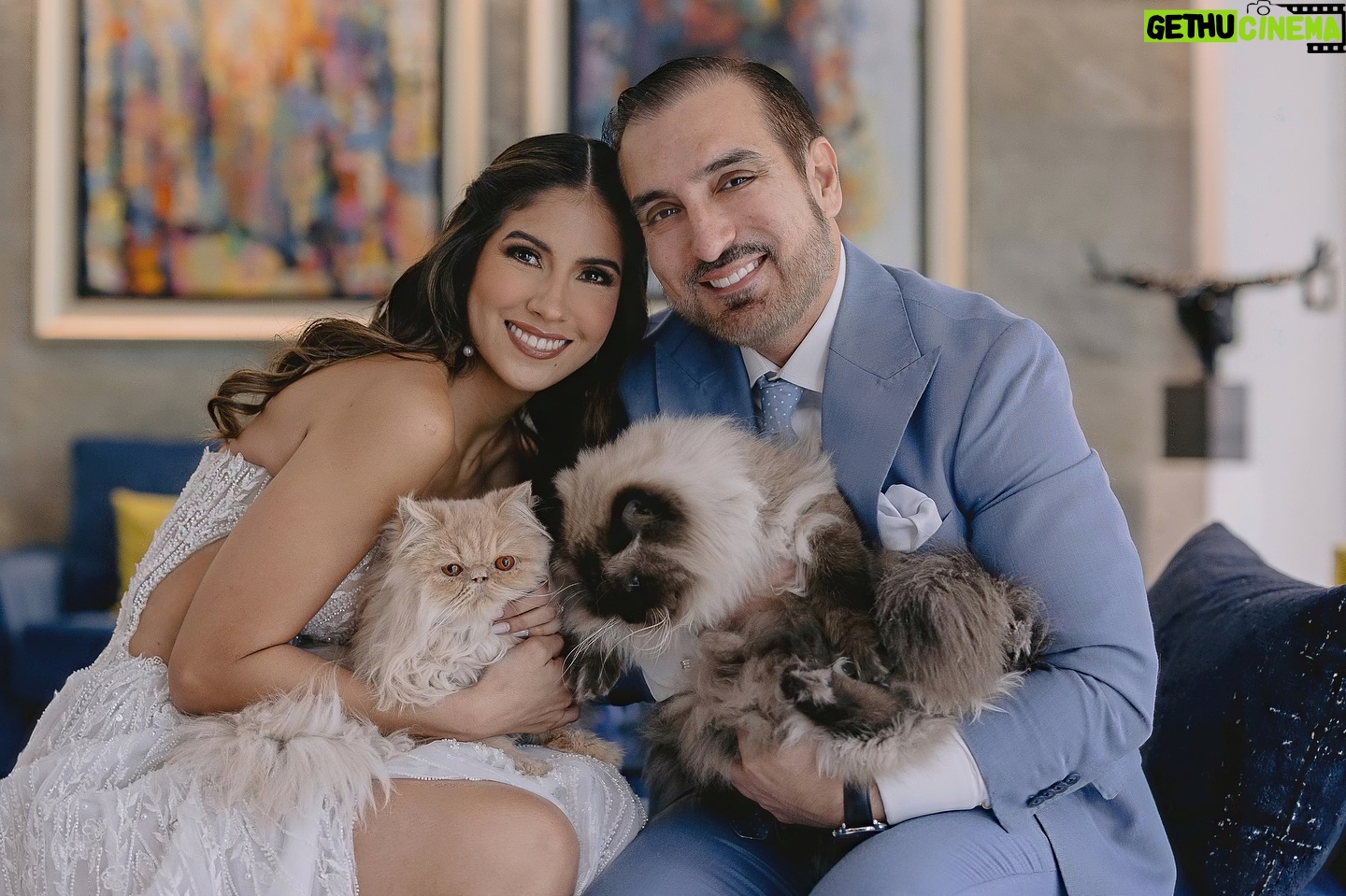 Pamela Sambrano - 8.9K Likes - Ha pasado un mes desde que nos dijimos: “Sí acepto”.
Más allá de que el compromiso ya lo habíamos asumido, de forma tácita, estoy muy orgullosa de la familia que hemos formado con nuestros bebés 🐈 🐈⬛, con los tuyos, con los míos y con nuestros amigos!
Veo estas fotos y vuelvo a sentir el amor con el que todos nos cobijaron ese día. Que se repita! Que se repita! Jajaja
Pero la verdad sí, me volvería a casar contigo una y mil veces! 👩🏽❤️💋👨🏻
(Una historia dentro de esta historia: Steffy, nuestra wedding planner me preguntó: “¿Pame con qué canción quieres entrar?”. Y yo: “No zé😗”.
Entonces sugirió, “¿Qué te parece A Thousand years?” Y dije: YEEEEEEEEEEES!!
Pero saben por qué la efusividad? Porque hace unos años cuando sentía que la ansiedad me trastocaba la vida, yo puse esta canción dentro del único playlist que logré hacer y que sí me calmaba. Esta y otras 5 canciones más, aprox.
Por eso cuando Steffy, lo sugirió, fue un: No hay mejor momento para escuchar esta canción, que me ha dado tanta calma, que en nuestra boda; tomada del brazo de mi papi y luego agarrando la mano del que ahora es mi esposo. ¿Qué más calma que esa? En todo caso, ahora la atesoro más.)
Ahora sí, para cerrar:
¡Qué vivan los novios y que bebaaaaaaaaan! 👰🏽♀️🤵🏻♂️