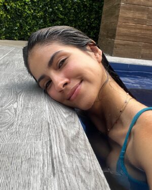 Pamela Sambrano Instagram - 🎂#35 :Al igual que el verde, tengo muchos estados y todos me gustan! 
 HBDAY TO ME 🪅 que no se pierda la rara costumbre de desearse feliz cumpleaños a uno mismo, redactarse un párrafo, y postearlo en el Feed en el gran día.

El que reconozca el lugar de la penúltima foto, fácilmente podría ser mi mejor amigo/a.