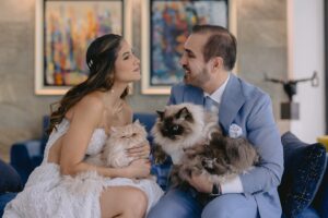 Pamela Sambrano Instagram - Ha pasado un mes desde que nos dijimos: “Sí acepto”.
Más allá de que el compromiso ya lo habíamos asumido, de forma tácita, estoy muy orgullosa de la familia que hemos formado con nuestros bebés 🐈 🐈‍⬛, con los tuyos, con los míos y con nuestros amigos! 
Veo estas fotos y vuelvo a sentir el amor con el que todos nos cobijaron ese día. Que se repita! Que se repita! Jajaja
Pero la verdad sí, me volvería a casar contigo una y mil veces! 👩🏽‍❤️‍💋‍👨🏻

(Una historia dentro de esta historia: Steffy, nuestra wedding planner me preguntó: “¿Pame con qué canción quieres entrar?”. Y yo: “No zé😗”.
Entonces sugirió, “¿Qué te parece A Thousand years?” Y dije: YEEEEEEEEEEES!!
Pero saben por qué la efusividad? Porque hace unos años cuando sentía que la ansiedad me trastocaba la vida, yo puse esta canción dentro del único playlist que logré hacer y que sí me calmaba. Esta y otras 5 canciones más, aprox. 
Por eso cuando Steffy, lo sugirió, fue un: No hay mejor momento para escuchar esta canción, que me ha dado tanta calma, que en nuestra boda; tomada del brazo de mi papi y luego agarrando la mano del que ahora es mi esposo. ¿Qué más calma que esa?  En todo caso, ahora la atesoro más.) 

Ahora sí, para cerrar:
¡Qué vivan los novios y  que bebaaaaaaaaan! 👰🏽‍♀️🤵🏻‍♂️