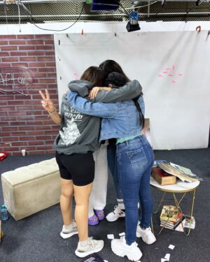 Pamela Sambrano Instagram - Las tías celebrando el día de lx actriz/actor.
.
Porque a diferencia del día del trabajo que todos tienen libre, nosotras, el día del actor no podemos, tenemos ensayo ❤️🤣🎭

.
#felizdiadelactor