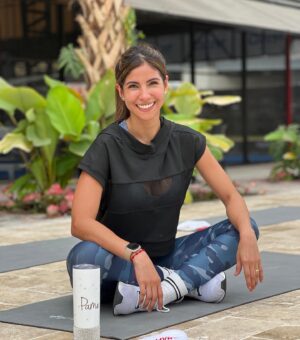 Pamela Sambrano Instagram - Quiero contarles tantas cosas pero no sé por dónde empezar. Por el momento puedo decir que estoy tranquila. Los primeros 4 meses del año fueron raros, complicados, con cosas bonitas, pero raros. Pasé mucho tiempo pensando por qué pasaban esas cosas, quejándome, torturándome, eso fue como una bola de nieve y uds saben de qué tamaño se puede hacer una bola de nieve!
Pero cuando estamos así, si nosotros no logramos salir, la vida nos va a obligar a hacerlo y de la peor manera. (No me voy a poner romántica y decir: no hay peor manera, uno debe ser fuerte…NO SEÑORES, SÍ HAY MANERAS HORRENDAS, la vida podría ser más fácil, no somos los mejores guerreros y esto no es Sparta)
Pero bueno, al final aunque sea tan lógico y tan básico, todo empezó a funcionar desde que dejé de presionar, desde que retomé el tratarme con respeto dentro de mi diálogo interno, desde que decidí dejar de poner los ojos en lo que no sucedía. Básicamente cuando empecé a fluir. Qué fácil que suena pero qué difícil es mantenerlo en el tiempo, cuando uno cree que lo ha logrado, ZAZ la vida cambia y es como volver a empezar. Claro! Hay una gran diferencia de cuando ya conoces el camino, porque tienes idea de cómo volver a iniciar 🍃

Así que por aquí andamos, con el software actualizado, tranquilos y contentos.

Nota importante: Este sábado 17 de Agosto es el cumpleaños de mi Kate 🥹
