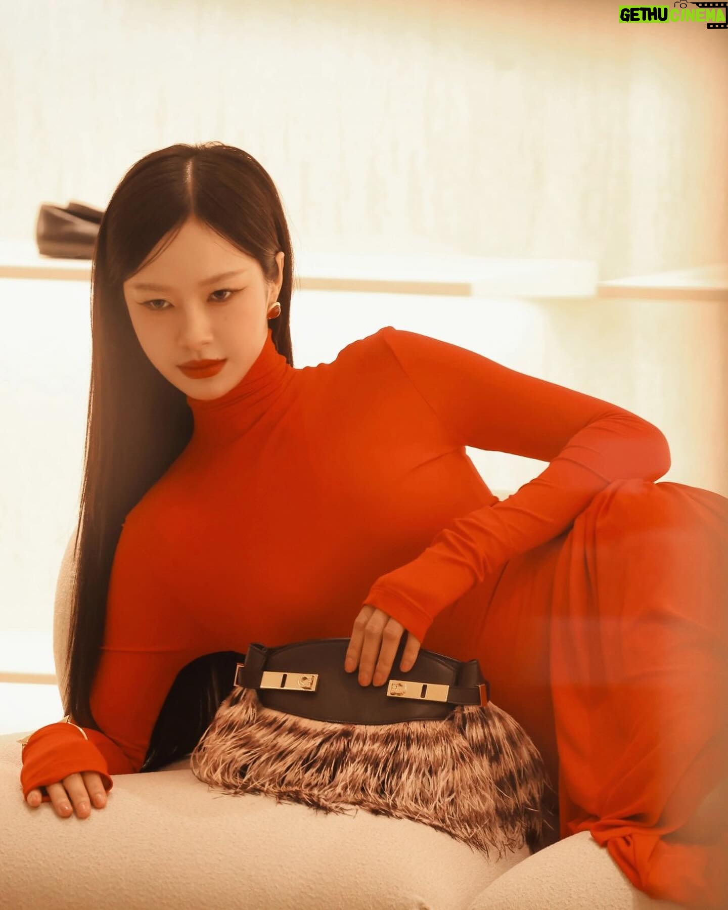 Pansa Vosbein - 237K Likes - Make it an elegant day with my new Hug!
@ferragamo #ferragamo #FerragamoFW24 #FerragamoHugBag