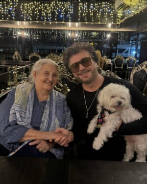 Parastoo Salehi Instagram - باید می موند به یادگار !!!
.
یک دنیا سپاس از دوستان خوبم در کشتی سوداتور که مثل همیشه شب قشنگی و برای ما رقم زدن، ممنون از دوستای خوبم، خواهرای قشنگم که سنگ تموم گذاشتن حال دل مامانو عوض کنن، بهارک جانم  مینا جانم مرسی از خالم ام که اومد استانبول پیش مامان که تنها نباشه، مرسی  زاروان مرسی سینا و یک دنیا سپاس منصور جان که انقدر مهربون و با معرفت و خاکی هستی، سپاس رفقا و مردم عزیز سرزمینم که تبریک گفتین و آرزوهای قشنگ قشنگ کردین برای مامان ، عزیزای دلم همه تونو دوست دارم و برای همتون از خدا بهترین هارو آرزو دارم 🙏🏻🌹❤️

.
دو دقیفه مامان ‌ و با بهارک و مینا تنها گذاشتم ازش ویدئوی اعتراف گرفتن 😂😂😂 
#پرستو_صالحی #ایران #مادر 
#parastoo_salehi #actress #iran