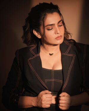 Parvathy Instagram - 🫀👁️🪽

Wearing @shivanii.co
Jewelry @lunachic.in
Shoes @oceedeeshoes 
Styling @theitembomb 
Hair @ganesh_hair_architect 
📸 @sbk_shuhaib