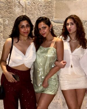 Pashmina Roshan Instagram - Taking life with a pinch of salt, lime and tequila 🍋🌊🌺