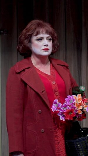 Patricia Echegoyen Instagram - A partir del viernes 16 subirá a escena “La gran ilusión”, el esperado estreno de la temporada 2024 en el Complejo Teatral de Buenos Aires. 
Con traducción, versión y dirección de Lluís Pasqual, esta versión de “La gran magia” de Eduardo De Filippo, cuenta la historia de un mago, el profesor Otto Marvuglia, quien con su espectáculo interviene de manera imprevisible en el desenlace de la historia amorosa entre Marta y su esposo Calogero Di Spelta. Una comedia en tres actos que cuestiona los límites entre realidad y ficción, y nos muestra hasta qué punto la vida es un juego y las decisiones que tomamos son irrelevantes.
Con Marcelo Subiotto, Patricia Echegoyen, Pablo Mariuzzi, Alejandra Radano, Nacho Gadano, Elvira Onetto, Yanina Gruden, Paco Gorriz, Pablo Razuk, Santiago Sirur e Ignacio Sureda. Performers: Ema Peyla o Luz Benavento. Músicos: Santiago Sirur (cantante), Shino Ohnaga (acordeón), Germán Martínez (guitarra), Ernestina Inveninato (violín y mandolina). 
Funciones de miércoles a sábados a las 20.30 horas, domingos a las 19.30 horas. Sala Casacuberta, Teatro San Martín (Avda. Corrientes 1530, Centro).
 info www.complejoteatral.gob.ar