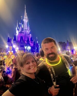 Patricia Paquin Instagram - La magie de Disney dans l’tapis pour clore les vacances. C’est ce que nous venons de vivre avec émerveillement et aussi un peu de douleur (plus de 20 milles pas par jour 😵‍💫)
On a créé des souvenirs, on a rit en masse et pris 1million de photos. Quand même touchant de voir notre amitié de 35 ans se poursuivre avec nos enfants ❤️ 
Merci @voyageenchante pour votre complicité dans l’organisation de notre beau voyage (pub gratis, on a payé)
@waltdisneyworld @jessica.barker_ @lemondedebenjamin @patricia_paquin