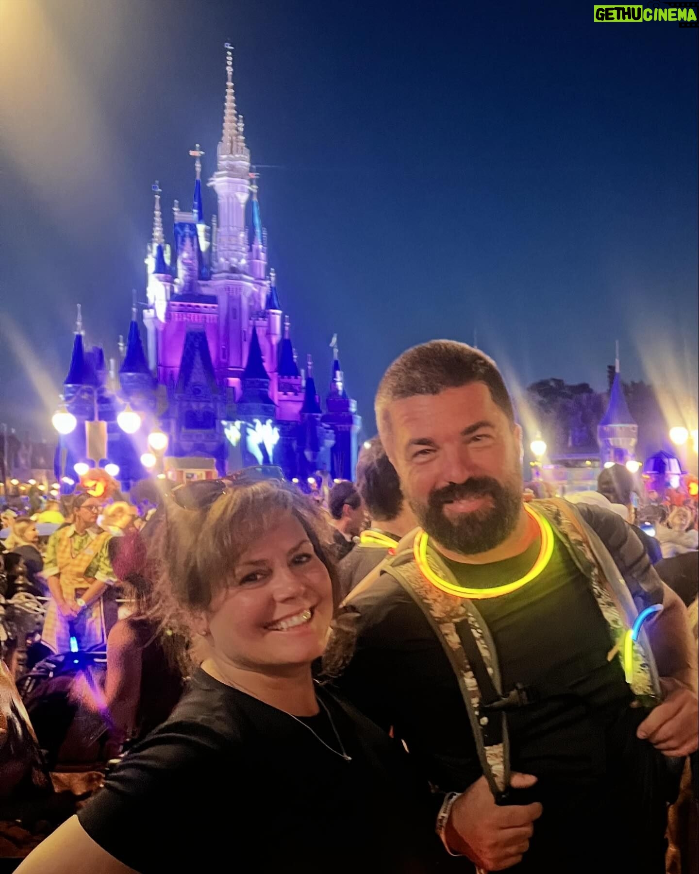 Patricia Paquin - 5.7K Likes - La magie de Disney dans l’tapis pour clore les vacances. C’est ce que nous venons de vivre avec émerveillement et aussi un peu de douleur (plus de 20 milles pas par jour 😵💫)
On a créé des souvenirs, on a rit en masse et pris 1million de photos. Quand même touchant de voir notre amitié de 35 ans se poursuivre avec nos enfants ❤️
Merci @voyageenchante pour votre complicité dans l’organisation de notre beau voyage (pub gratis, on a payé)
@waltdisneyworld @jessica.barker_ @lemondedebenjamin @patricia_paquin