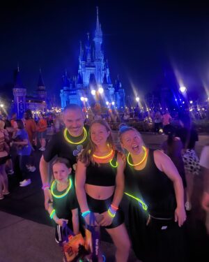 Patricia Paquin Instagram - La magie de Disney dans l’tapis pour clore les vacances. C’est ce que nous venons de vivre avec émerveillement et aussi un peu de douleur (plus de 20 milles pas par jour 😵‍💫)
On a créé des souvenirs, on a rit en masse et pris 1million de photos. Quand même touchant de voir notre amitié de 35 ans se poursuivre avec nos enfants ❤️ 
Merci @voyageenchante pour votre complicité dans l’organisation de notre beau voyage (pub gratis, on a payé)
@waltdisneyworld @jessica.barker_ @lemondedebenjamin @patricia_paquin