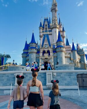 Patricia Paquin Instagram - La magie de Disney dans l’tapis pour clore les vacances. C’est ce que nous venons de vivre avec émerveillement et aussi un peu de douleur (plus de 20 milles pas par jour 😵‍💫)
On a créé des souvenirs, on a rit en masse et pris 1million de photos. Quand même touchant de voir notre amitié de 35 ans se poursuivre avec nos enfants ❤️ 
Merci @voyageenchante pour votre complicité dans l’organisation de notre beau voyage (pub gratis, on a payé)
@waltdisneyworld @jessica.barker_ @lemondedebenjamin @patricia_paquin