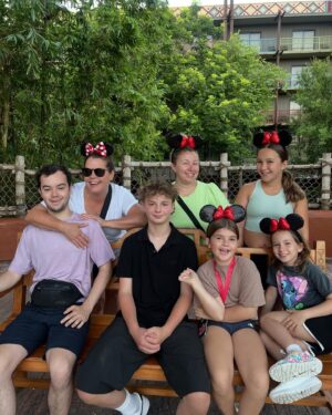 Patricia Paquin Instagram - La magie de Disney dans l’tapis pour clore les vacances. C’est ce que nous venons de vivre avec émerveillement et aussi un peu de douleur (plus de 20 milles pas par jour 😵‍💫)
On a créé des souvenirs, on a rit en masse et pris 1million de photos. Quand même touchant de voir notre amitié de 35 ans se poursuivre avec nos enfants ❤️ 
Merci @voyageenchante pour votre complicité dans l’organisation de notre beau voyage (pub gratis, on a payé)
@waltdisneyworld @jessica.barker_ @lemondedebenjamin @patricia_paquin