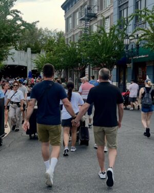 Patricia Paquin Instagram - La magie de Disney dans l’tapis pour clore les vacances. C’est ce que nous venons de vivre avec émerveillement et aussi un peu de douleur (plus de 20 milles pas par jour 😵‍💫)
On a créé des souvenirs, on a rit en masse et pris 1million de photos. Quand même touchant de voir notre amitié de 35 ans se poursuivre avec nos enfants ❤️ 
Merci @voyageenchante pour votre complicité dans l’organisation de notre beau voyage (pub gratis, on a payé)
@waltdisneyworld @jessica.barker_ @lemondedebenjamin @patricia_paquin