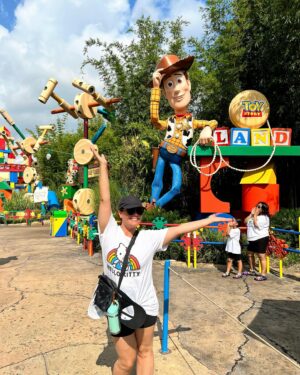 Patricia Paquin Instagram - La magie de Disney dans l’tapis pour clore les vacances. C’est ce que nous venons de vivre avec émerveillement et aussi un peu de douleur (plus de 20 milles pas par jour 😵‍💫)
On a créé des souvenirs, on a rit en masse et pris 1million de photos. Quand même touchant de voir notre amitié de 35 ans se poursuivre avec nos enfants ❤️ 
Merci @voyageenchante pour votre complicité dans l’organisation de notre beau voyage (pub gratis, on a payé)
@waltdisneyworld @jessica.barker_ @lemondedebenjamin @patricia_paquin