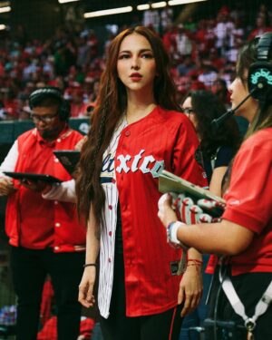 Paty Cantú Instagram - Ayer tocó cantar el himno y lanzar la primera ⚾️ (que después me llevé firmada!) con un jersey histórico en la @ligamexbeis #diablosvssultanes en el @harpestadio  #patycantu #lamexicana ♥️🙏🏼