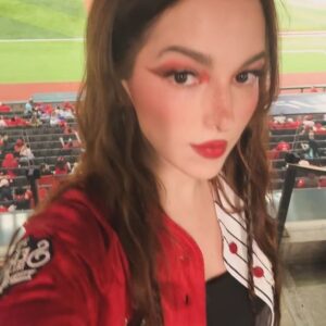 Paty Cantú Instagram - Ayer tocó cantar el himno y lanzar la primera ⚾️ (que después me llevé firmada!) con un jersey histórico en la @ligamexbeis #diablosvssultanes en el @harpestadio  #patycantu #lamexicana ♥️🙏🏼