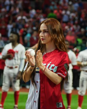 Paty Cantú Instagram - Ayer tocó cantar el himno y lanzar la primera ⚾️ (que después me llevé firmada!) con un jersey histórico en la @ligamexbeis #diablosvssultanes en el @harpestadio  #patycantu #lamexicana ♥️🙏🏼