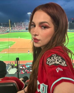 Paty Cantú Instagram - Ayer tocó cantar el himno y lanzar la primera ⚾️ (que después me llevé firmada!) con un jersey histórico en la @ligamexbeis #diablosvssultanes en el @harpestadio  #patycantu #lamexicana ♥️🙏🏼