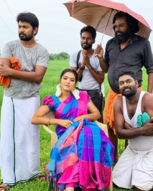 Pavithra Janani Instagram - Sharing yet another strand from ER memories!
VETRI ~ MALAR for you all ❤️🌹

#vetrimalar #vetri #malar #er #eeramanarojave #memory #reelpair #vijaytv #pavithrajanani #dhiraviam #spreadlove #peace