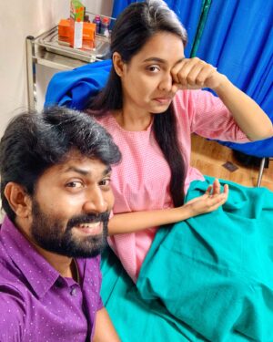 Pavithra Janani Instagram - Sharing yet another strand from ER memories!
VETRI ~ MALAR for you all ❤️🌹

#vetrimalar #vetri #malar #er #eeramanarojave #memory #reelpair #vijaytv #pavithrajanani #dhiraviam #spreadlove #peace