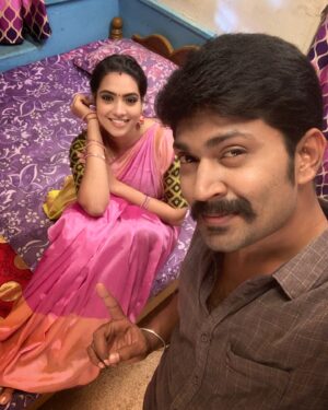 Pavithra Janani Instagram - Sharing yet another strand from ER memories!
VETRI ~ MALAR for you all ❤️🌹

#vetrimalar #vetri #malar #er #eeramanarojave #memory #reelpair #vijaytv #pavithrajanani #dhiraviam #spreadlove #peace