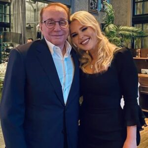 Pelageya Khanova Instagram - …Сегодня от нас ушел родной человек и настоящая легенда…

Спасибо за всё, Александр Васильевич!💔
Светлая память и Царствия Небесного🙌🏻

Никогда Вас не забуду. И все, что Вы сделали для меня💔

#квн