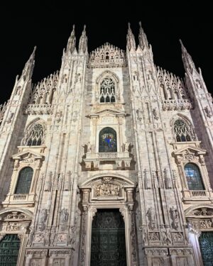 Pelin Batu Instagram - Duomo’yu her görüşümde nefesim kesiliyor. 3700 heykelle bezeli, İtalya’nın en büyük kilisesinin her karesine bir hikaye ya da canavar (gargoyle) işli.